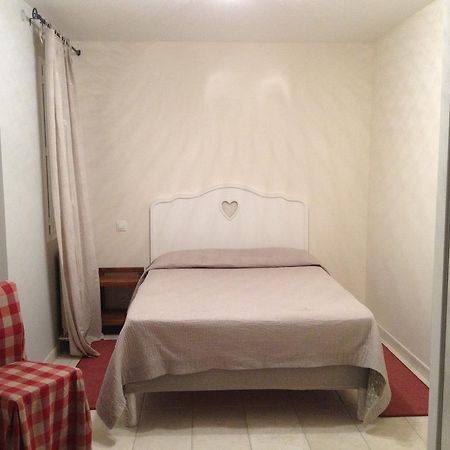 Logis Du Comte Bed & Breakfast ซูซ-ลา-รุส ภายนอก รูปภาพ