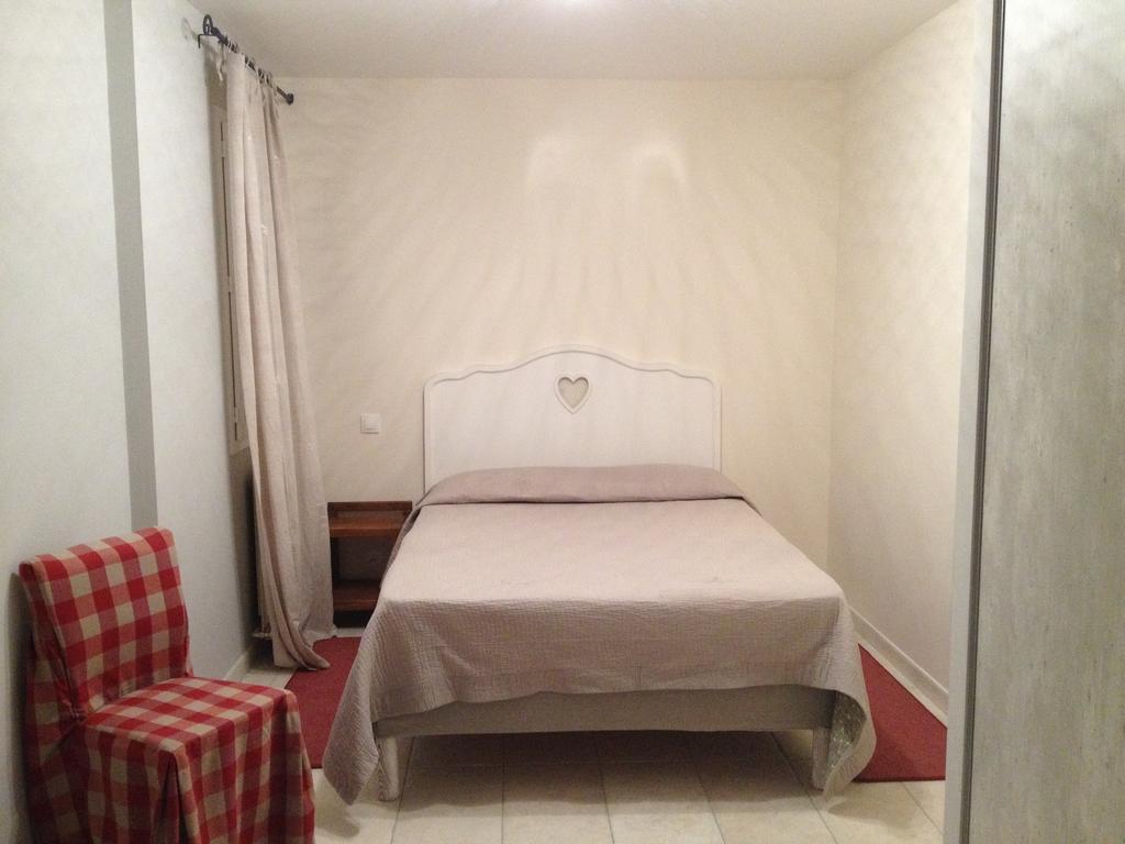 Logis Du Comte Bed & Breakfast ซูซ-ลา-รุส ภายนอก รูปภาพ