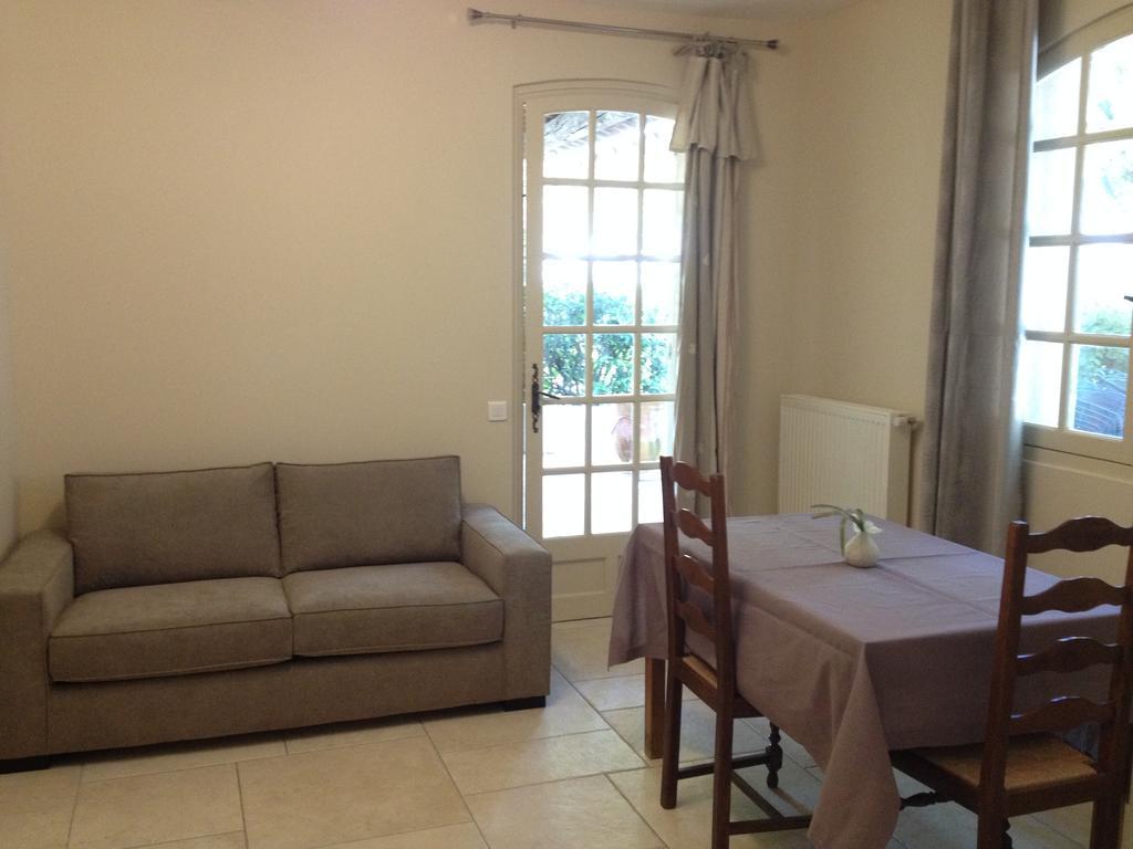 Logis Du Comte Bed & Breakfast ซูซ-ลา-รุส ภายนอก รูปภาพ