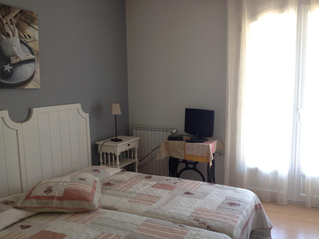 Logis Du Comte Bed & Breakfast ซูซ-ลา-รุส ภายนอก รูปภาพ